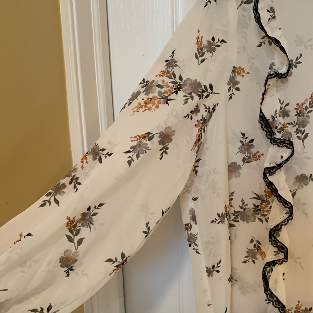 Beautiful blouse - Picture 2 of 4